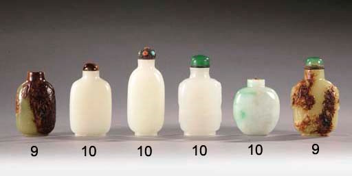 TROIS TABATIERES EN JADE BLANC ET UNE TABATIERE EN JADEITE