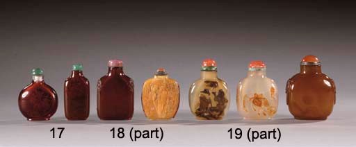 QUATRE TABATIERES EN AGATE