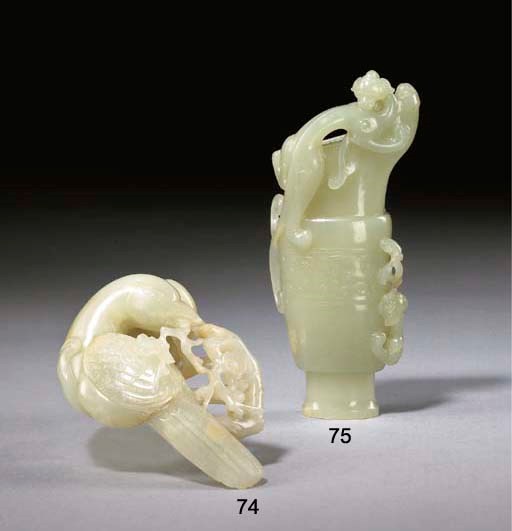 PETIT VASE 'RHYTON' EN JADE CELADON PALE