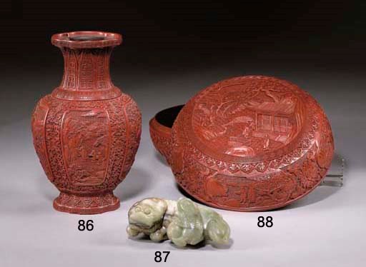 VASE BALUSTRE EN LAQUE ROUGE SCULPTEE