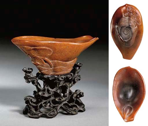 COUPE LIBATOIRE EN CORNE DE RHINOCEROS SCULPTEE