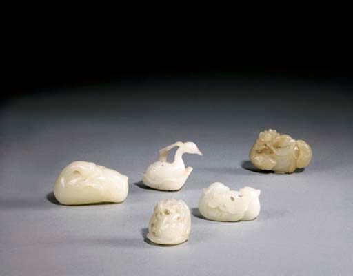 CINQ GROUPES SCULPTES EN JADE BLANC ET CELADON PALE