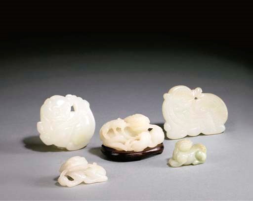 DEUX PENDENTIFS, DEUX CHIMERES ET UN GROUPE SCULPTE EN JADE