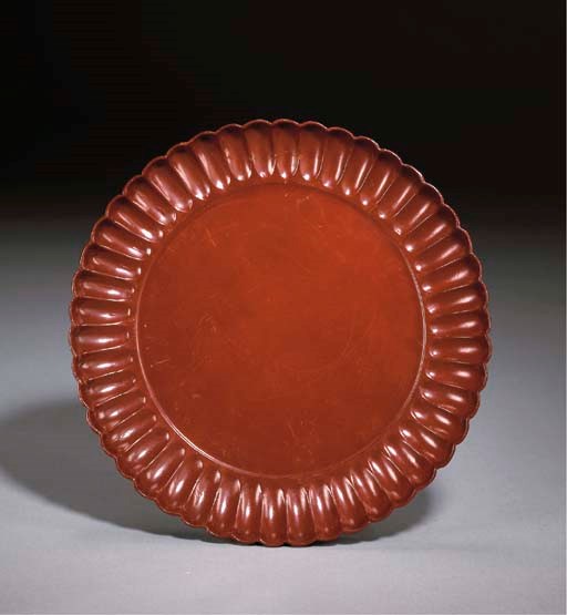 PLAT POLYLOBE EN LAQUE ROUGE