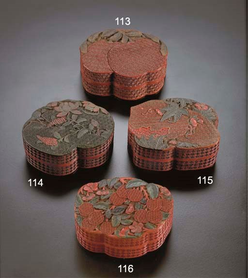 BOITE COUVERTE EN LAQUE ROUGE ET OCRE SCULPTEE ET PEINTE