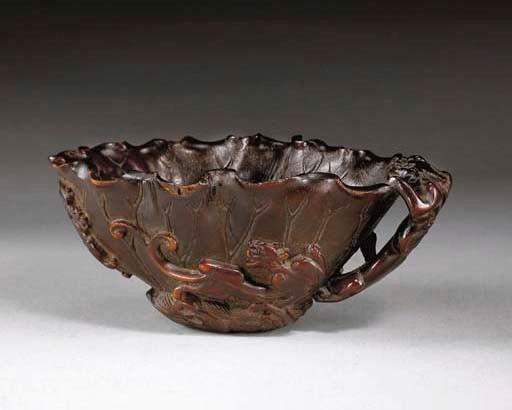 COUPE LIBATOIRE EN CORNE DE RHINOCEROS SCULPTEE