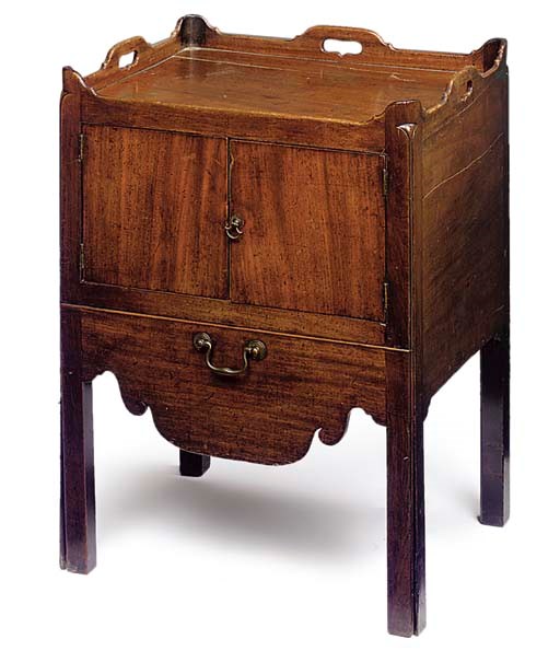 A GEORGE III MAHOGANY TRAY TOP COMMODE