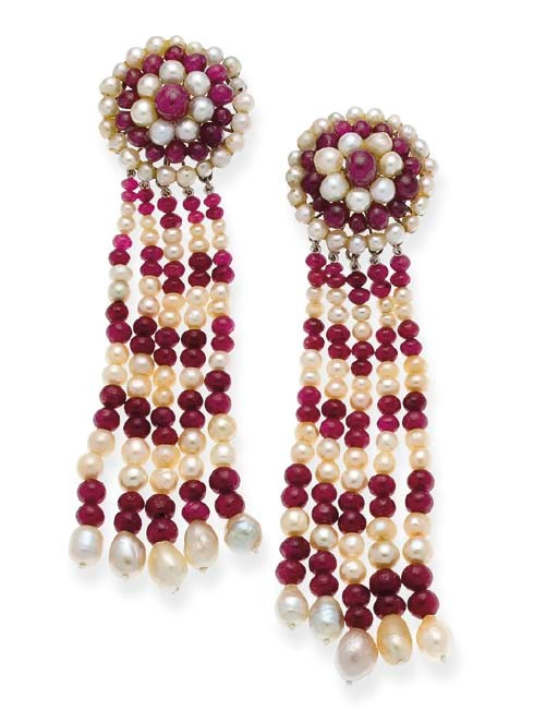 PAIRE DE PENDANTS D'OREILLES PERLES ET RUBIS