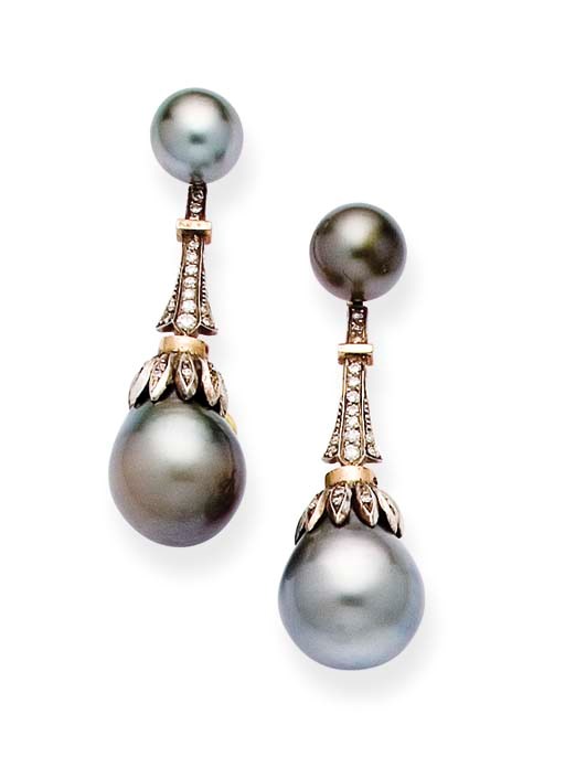 PAIRE DE PENDANTS D'OREILLES PERLES DE CULTURE ET DIAMANTS