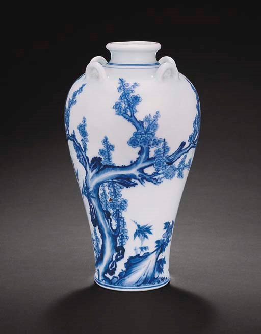 A FINE AND RARE BLUE AND WHITE MEIPING