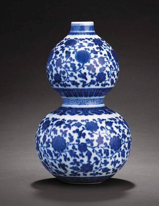 A RARE MING-STYLE BLUE AND WHITE DOUBLE-GOURD VASE