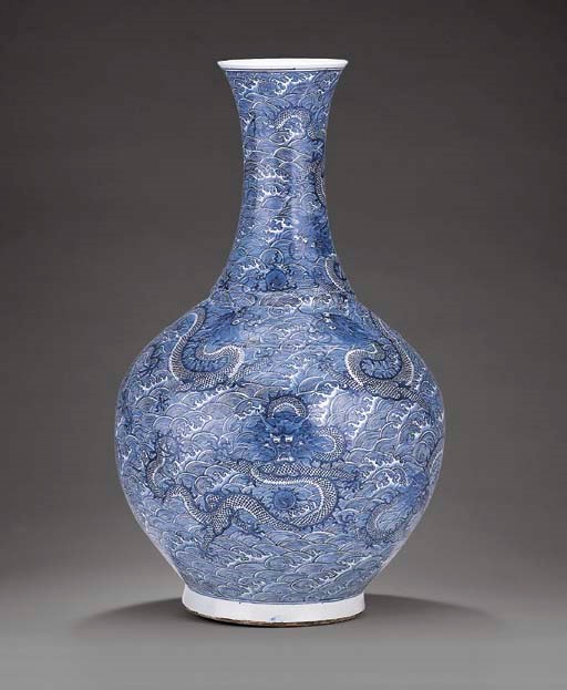 A FINE LARGE BLUE AND WHITE 'NINE DRAGONS' BOTTLE VASE