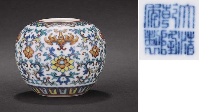 A FINE AND RARE SMALL DOUCAI WATERPOT