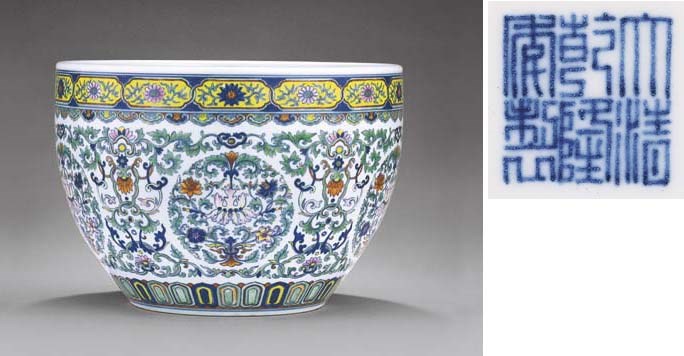 A LARGE DOUCAI AND FAMILLE ROSE DECORATED JARDINIERE