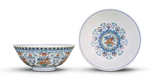 A FINE PAIR OF DOUCAI 'FLORAL BOUQUET' BOWLS
