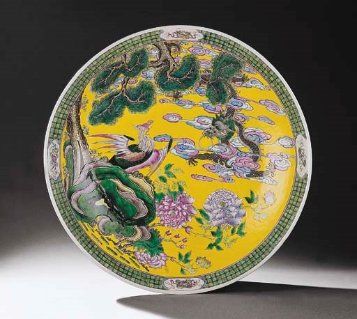 A RARE YELLOW-GROUND FAMILLE ROSE 'DRAGON AND PHOENIX' CHARGER