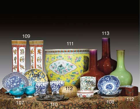 PAIRE DE VASES ET UN VASE EN PORCELAINE FLAMMEE