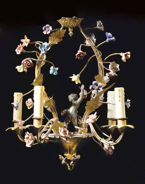 LUSTRE ET PAIRE D'APPLIQUES EN SUITE DE STYLE LOUIS XV