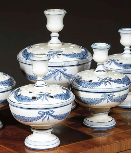 TROIS PAIRES DE VASES POTS-POURRIS-BOUGEOIRS EN FAIENCE FINE ITALIENNE DU XXEME SIECLE