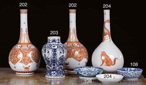 PAIRE DE VASES EN PORCELAINE A DECOR ROUGE DE FER ET OR