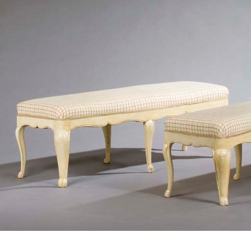 PAIRE DE BANQUETTES D'EPOQUE LOUIS XV