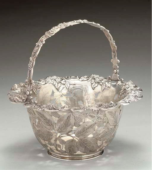 AN EARLY 20TH CENTURY AMERICAN SILVER SWING-HANDLED BASKET,