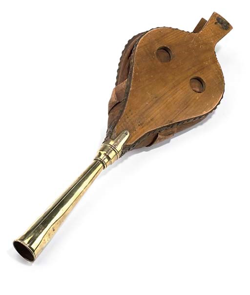 A VICTORIAN BEECH AND BRASS MOUNTED FOGHORN