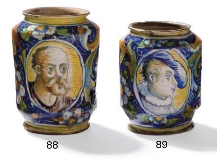 PETIT ALBARELLO EN MAJOLIQUE ITALIENNE (VENISE) DU XVIEME SIECLE