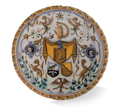 'PIATTO' ARMORIE EN MAJOLIQUE ITALIENNE (URBINO) DE LA FIN DU XVIEME-DEBUT DU XVIIEME SIECLE