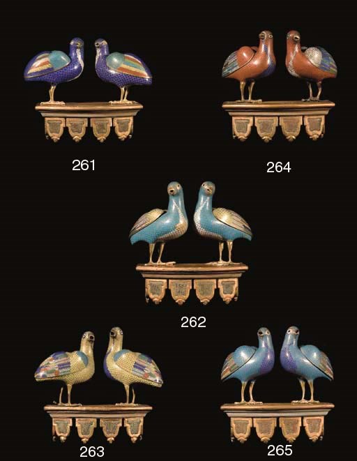 PAIRE DE CAILLES EN BRONZE DORE ET EMAUX CLOISONNES ET UNE CONSOLE D'APPLIQUE EN BOIS