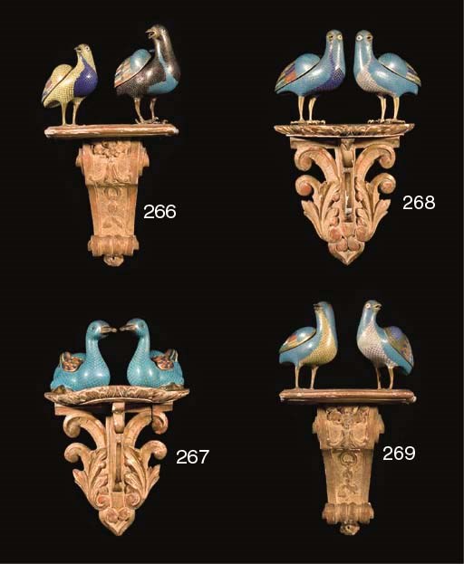 DEUX CAILLES EN BRONZE DORE ET EMAUX CLOISONNES FORMANT BRULE-PARFUMS ET UNE CONSOLE D'APPLIQUE EN BOIS