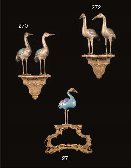 PAIRE DE GRUES EN BRONZE DORE ET EMAUX CLOISONNES ET UNE CONSOLE D'APPLIQUE EN BOIS