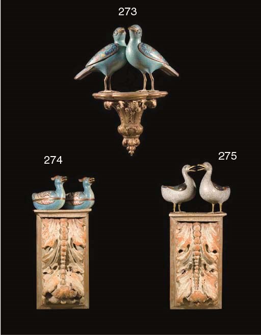 PAIRE D'OISEAUX EN BRONZE DORE ET EMAUX CLOISONNES FORMANT BRULE-PARFUMS ET UNE CONSOLE D'APPLIQUE EN BOIS