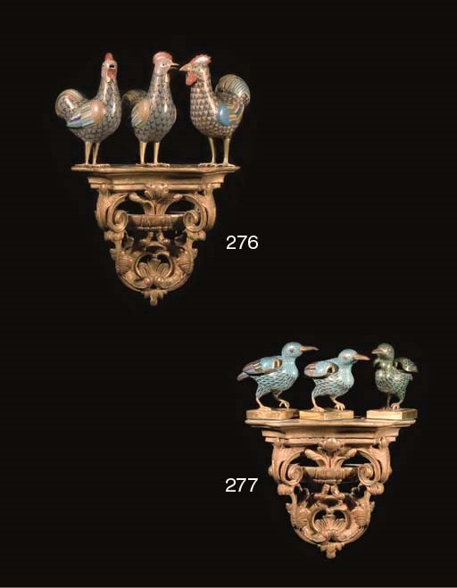 TROIS IBIS EN BRONZE DORE ET EMAUX CLOISONNES ET UNE CONSOLE D'APPLIQUE EN BOIS