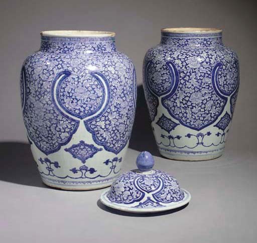 PAIRE DE POTICHES EN PORCELAINE BLEU BLANC