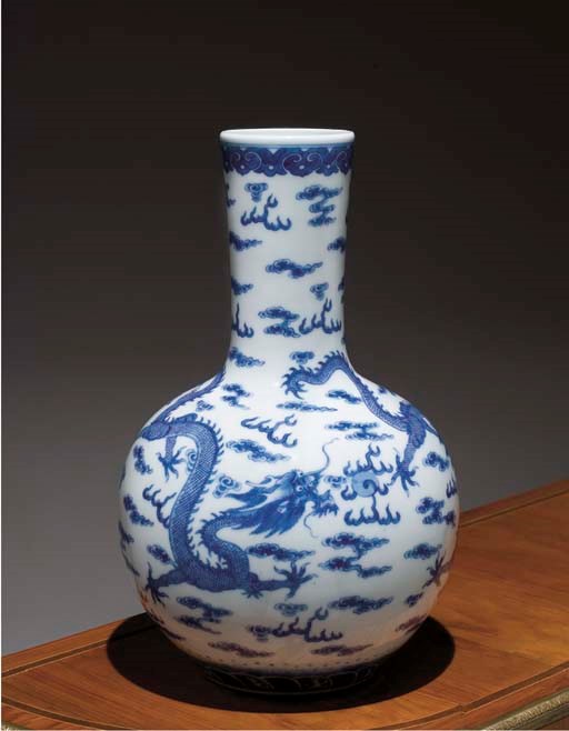 VASE EN PORCELAINE BLEU ET BLANC