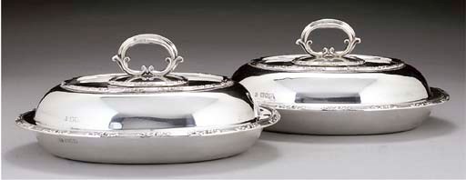 A PAIR OF EDWARDIAN SILVER OVAL ENTREE DISHES & COVERS,
