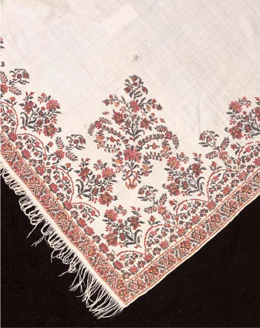 AN EARLY 19TH CENTURY SHAWL