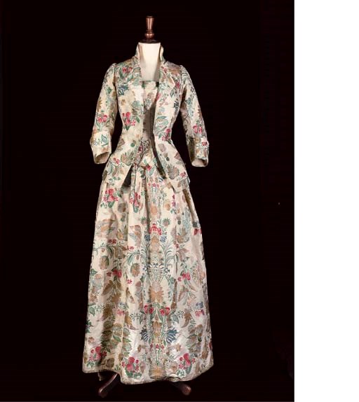 A LADIES' ENSEMBLE OF 18TH CENTURY SILK, MADE UP 1890S