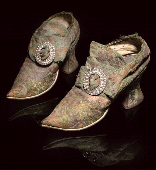 A FINE PAIR OF LADIES' SHOES, FIRST HALF 18TH CENTURY