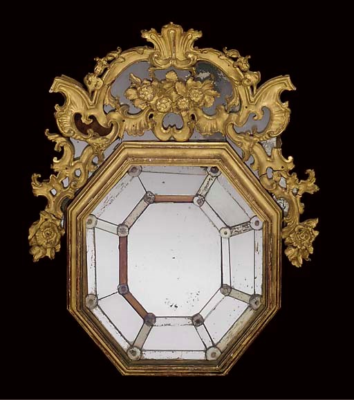 AN ITALIAN GILTWOOD OCTAGONAL MIRROR