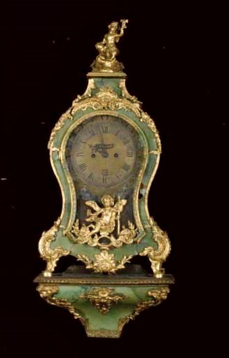 A HORN VENEERED GILT-BRONZE MOUNTED CARTEL CLOCK ON BRACKET,