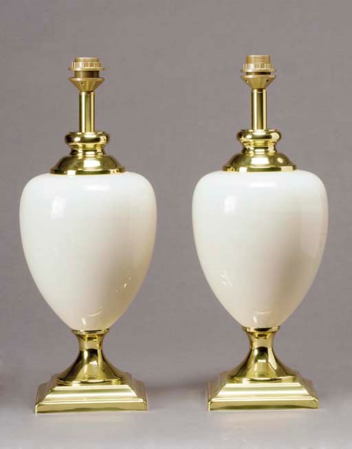A  PAIR OF CONTEMPORARY BEIGE PORCELAIN AND BRASS TABLE LAMPS,