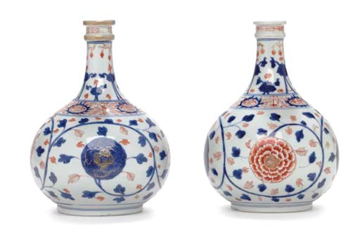 A PAIR OF CHINESE IMARI APOTHECARY BOTTLES