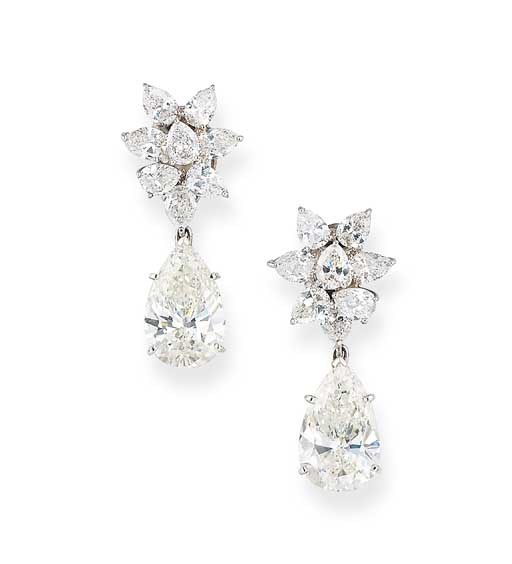 A PAIR OF DIAMOND EAR PENDANTS