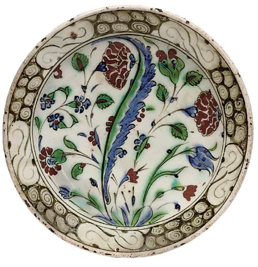 A CHINESE IMARI PORCELAIN CHARGER