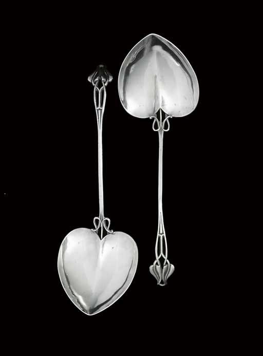 A PAIR OF EDWARD VII SILVER SERVING-SPOONS