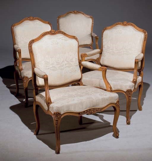 SUITE DE QUATRE FAUTEUILS DE STYLE LOUIS XV