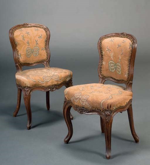 PAIRE DE PETITES CHAISES D'EPOQUE LOUIS XV