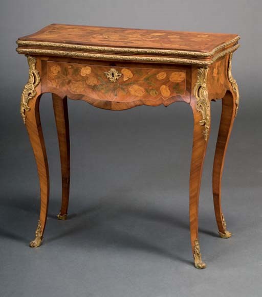 TABLE A JEUX DE STYLE LOUIS XV DE LA FIN DU XIXEME SIECLE